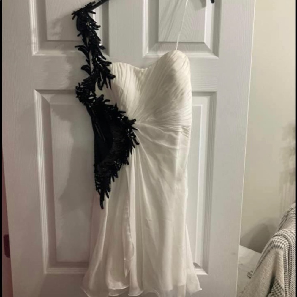 La femme white and black short- size 6